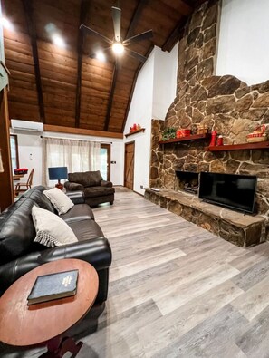Smart TV y chimenea 
