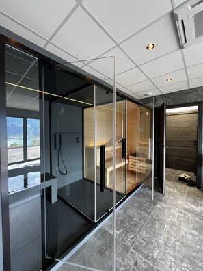 Een sauna, een bubbelbad, een stoombad, massagebehandelingen