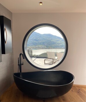 Luxury Apartment | Bathroom | Shower, rainfall showerhead, hair dryer, towels - Les Restanques du Lac (Savines-le-Lac)