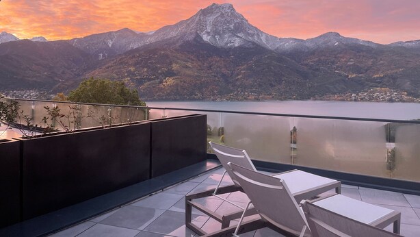 A terrace with a view of a mountain and a lake. - Les Restanques du Lac (Savines-le-Lac)