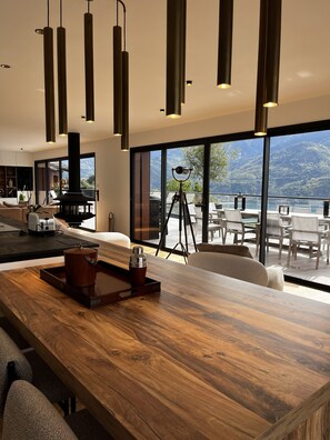 Luxe appartement | Woonruimte | Een 100-cm smart-tv met digitale zenders en vloerwarming