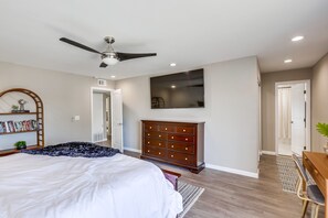 4 habitaciones, escritorio y tabla de planchar con plancha 