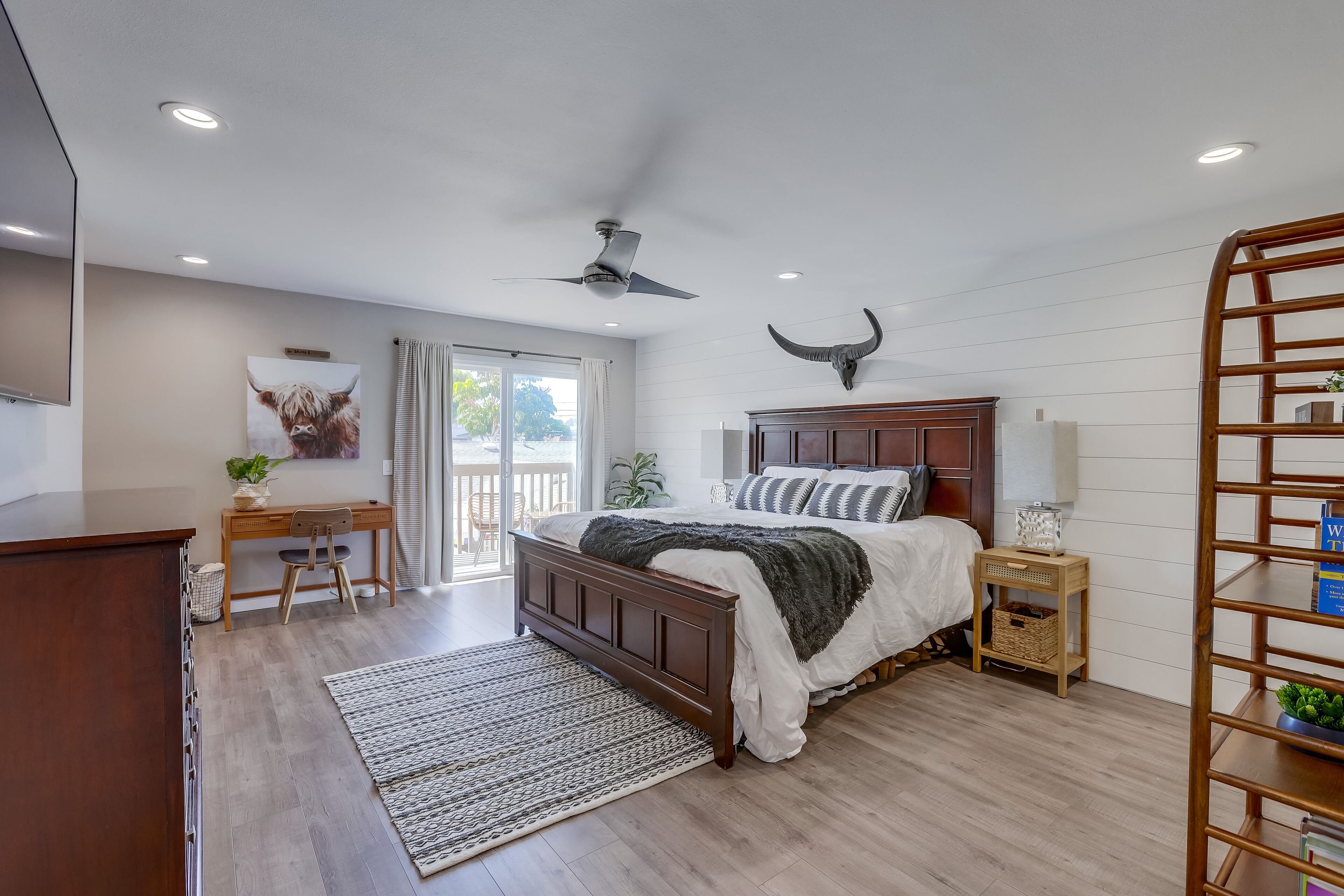 4 bedrooms, desk, iron/ironing board, travel crib
