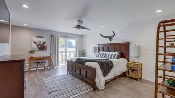 4 bedrooms, desk, iron/ironing board, travel crib