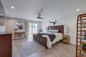 4 slaapkamers, een bureau, een strijkplank/strijkijzer, reisbedje