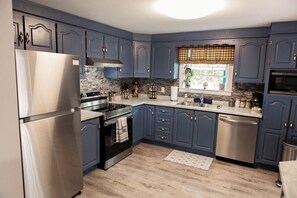 Fridge, microwave, oven, stovetop - Harbour Pond Getaway, right in the Heart of Brigus! (Brigus)
