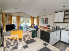 Jääkaappi, vedenkeitin, leivänpaahdin