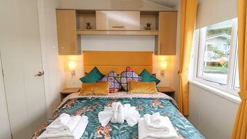 2 Schlafzimmer, individuell dekoriert, individuell eingerichtet