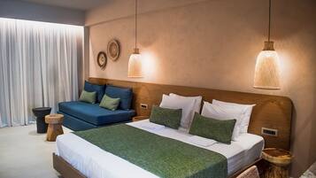 Hypo-allergenic bedding, in-room safe, desk, blackout curtains