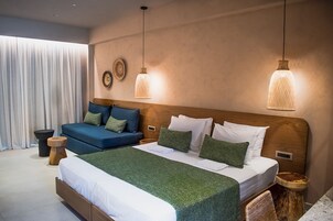 Ropa de cama hipoalergénica y caja de seguridad en la habitación 