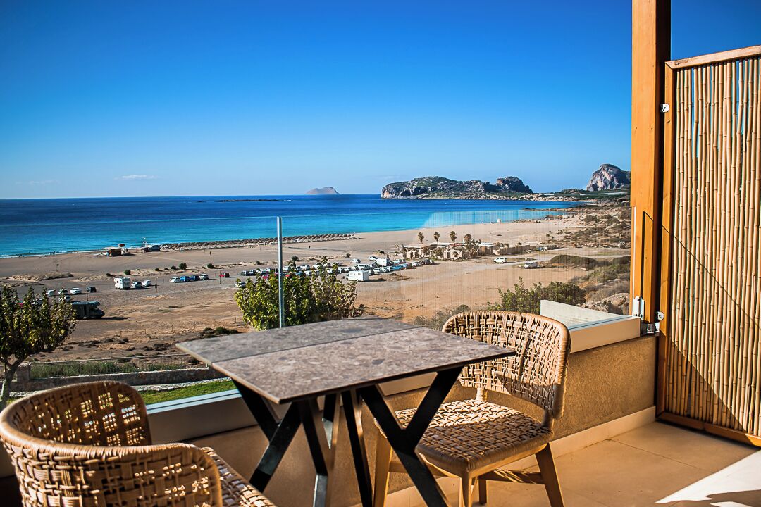 Hypo-allergenic bedding, in-room safe, desk, blackout drapes