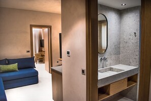 Een douche, een haardroger, pantoffels, handdoeken