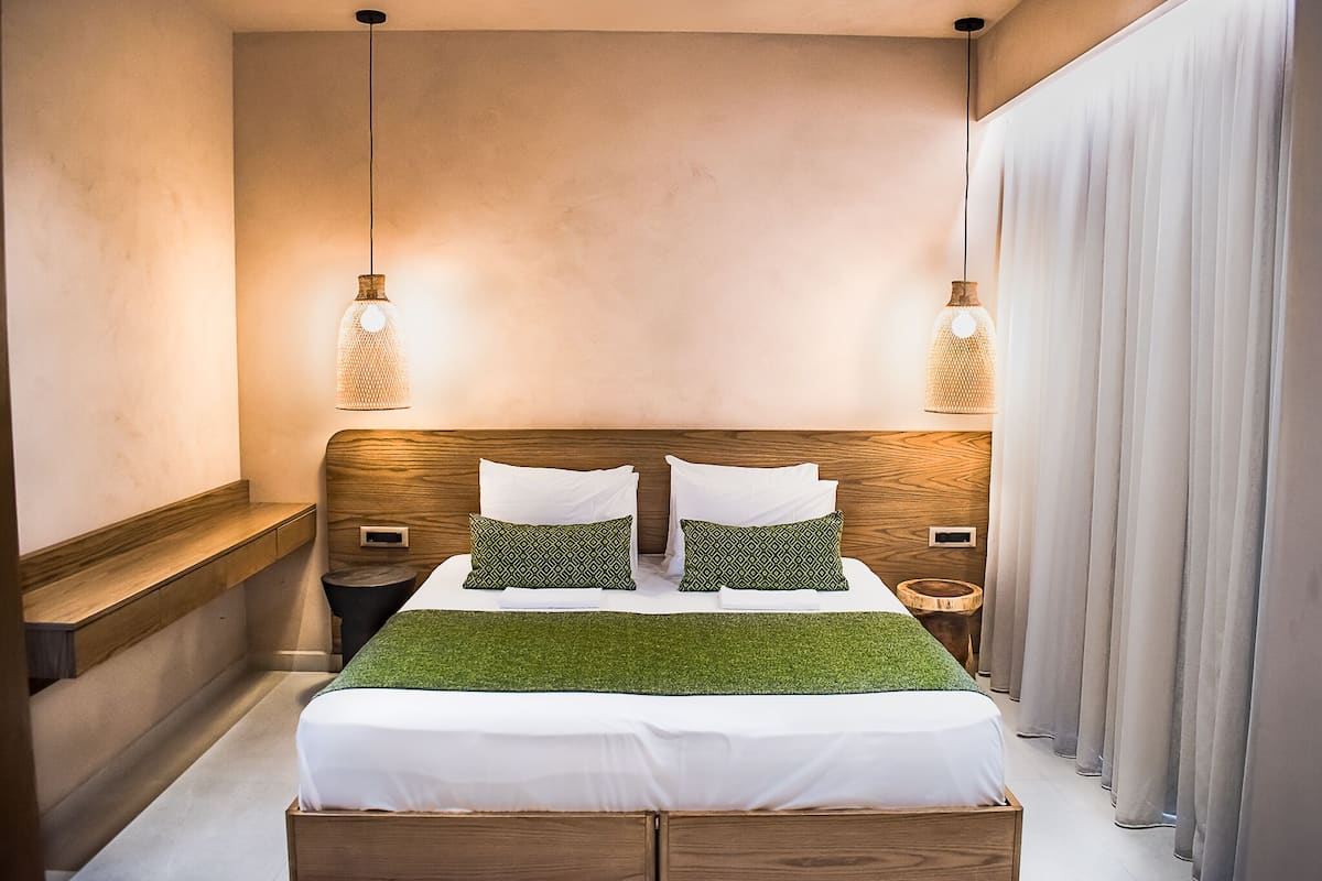 Hypoallergeen beddengoed, een kluis op de kamer, een bureau