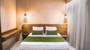 Hypo-allergenic bedding, in-room safe, desk, blackout curtains