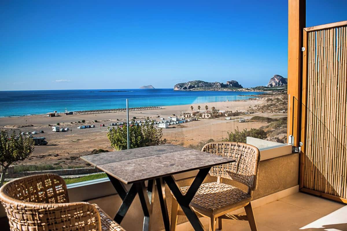 Hypo-allergenic bedding, in-room safe, desk, blackout drapes