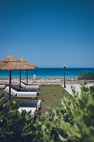 Una piscina al aire libre de temporada