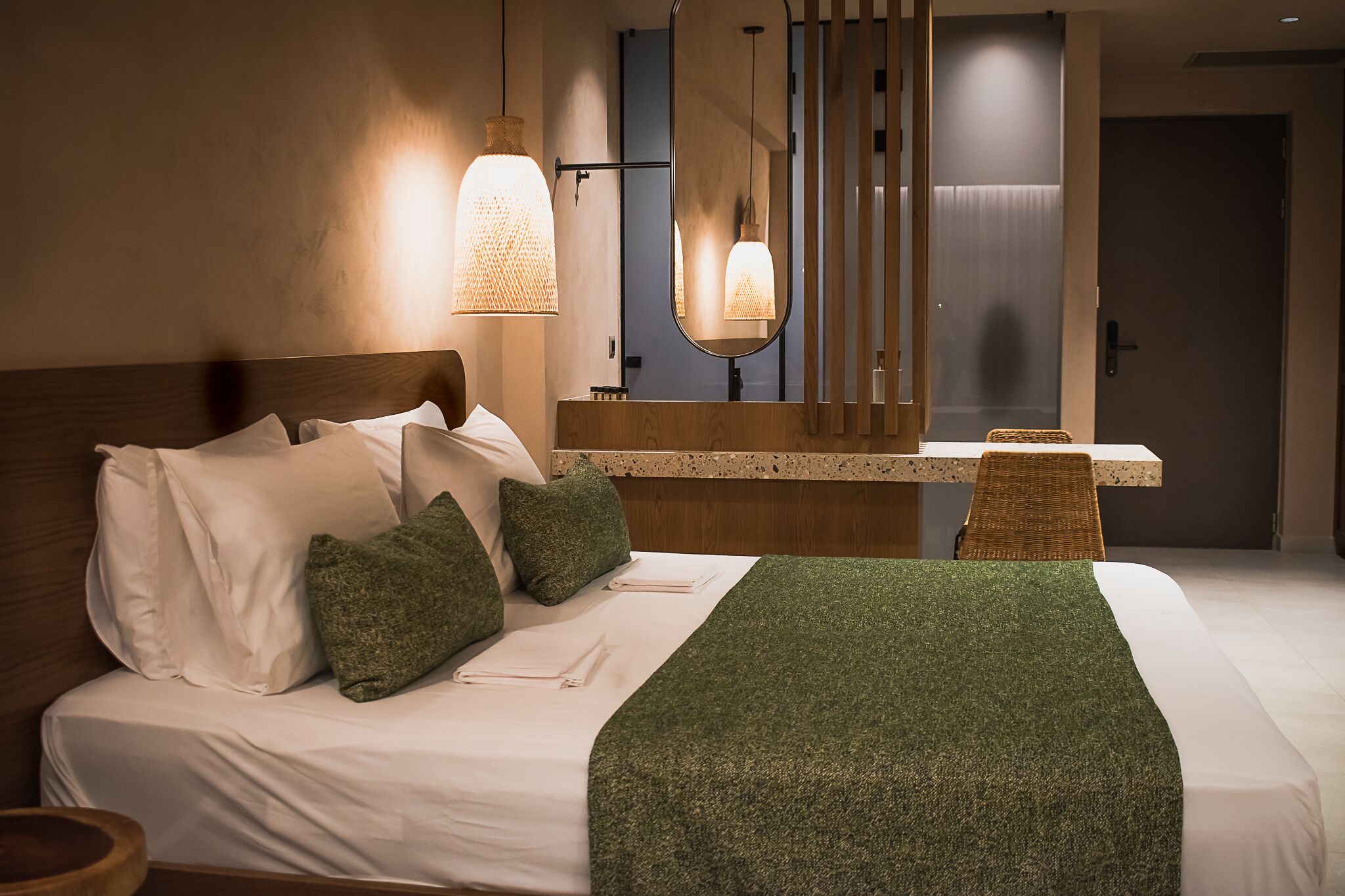 저자극성 침구, 객실 내 금고, 책상, 암막 커튼