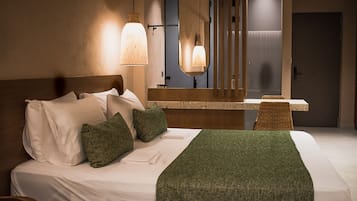 Hypo-allergenic bedding, in-room safe, desk, blackout curtains