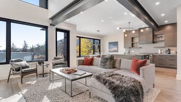 Ridgeline at The Canyons | Area keluarga | Perapian