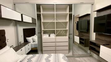 5 bedrooms, iron/ironing board, WiFi, bed sheets
