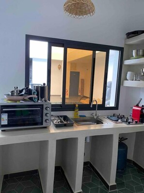 Fridge, oven, stovetop, coffee/tea maker
