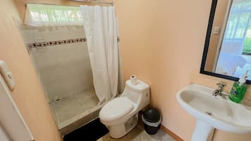 Douche, serviettes fournies, savon, papier toilette