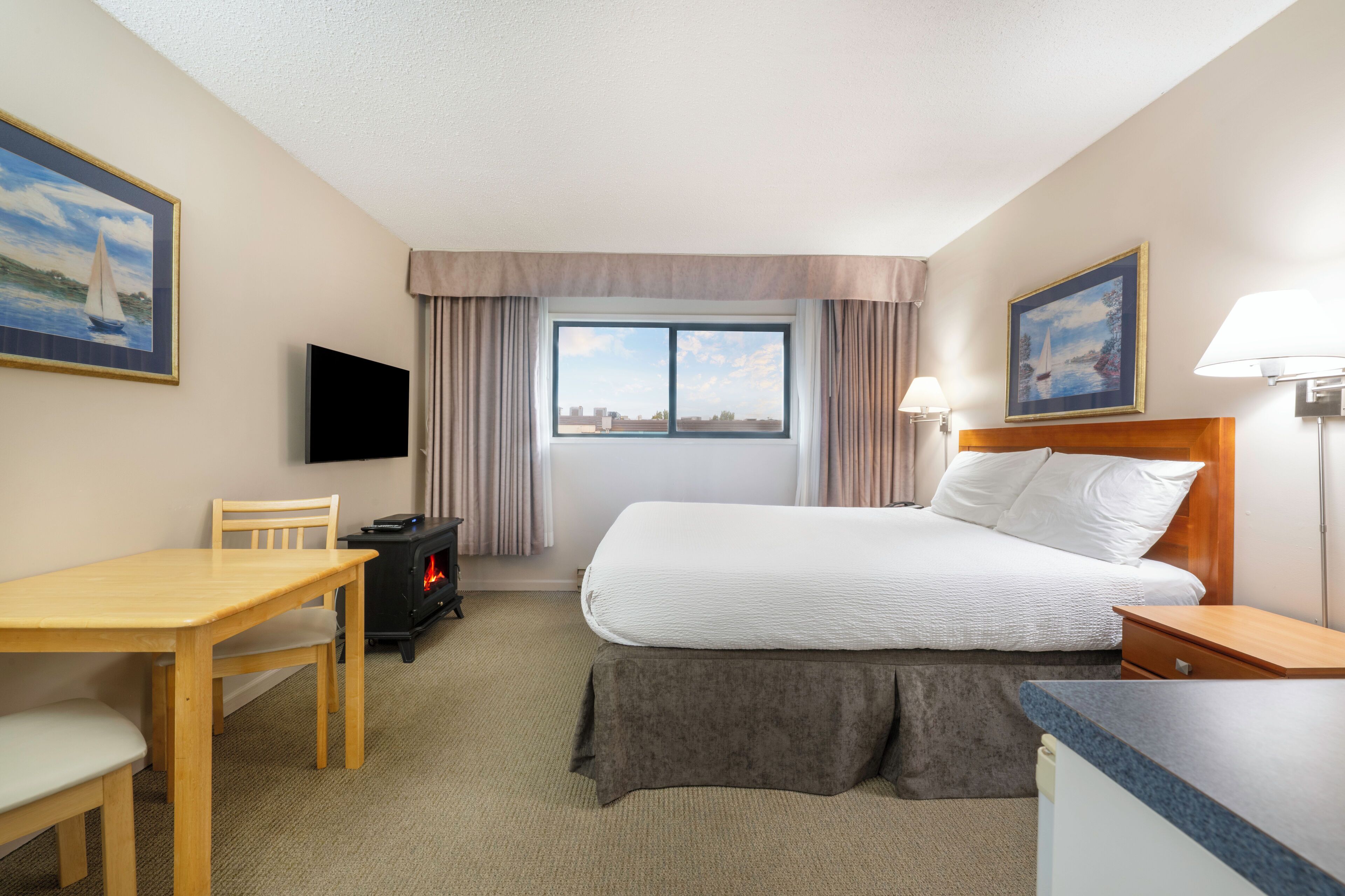 Studio Standard, 1 grand lit, coin cuisine, vue ville