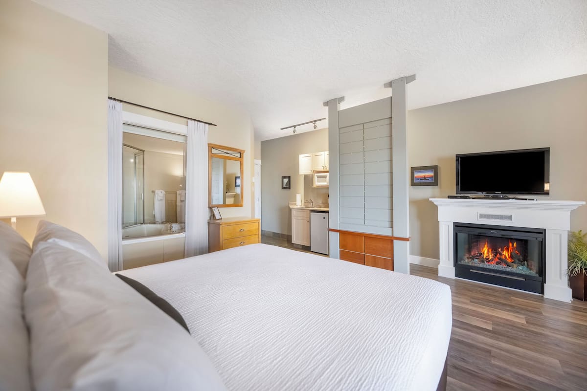 Studio Suite Deluxe, 1 giường cỡ king, quang cảnh thành phố | Bộ đồ giường kháng dị ứng, bàn, màn/rèm cản sáng 