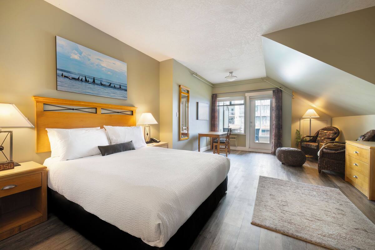 deluxe studio suite, 1 queen bed, city view | hypo-allergenic bedding, desk, blackout curtains, iron/ironing board