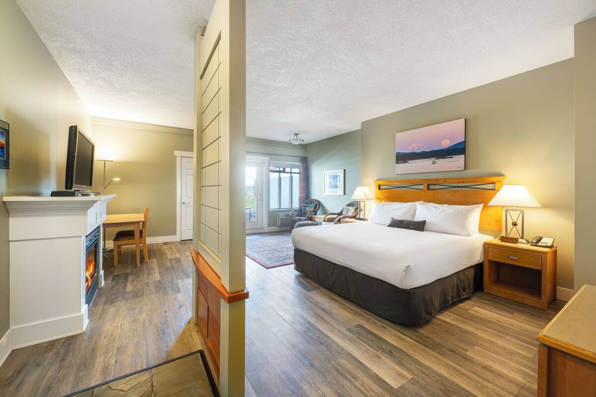 deluxe studio suite, 1 king bed, city view | bathroom | free toiletries, hair dryer, bathrobes, towels