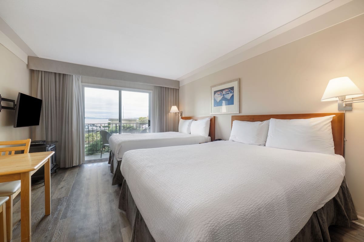 Doppia Standard, 2 letti queen, vista oceano, al piano terra | Biancheria da letto ipoallergenica, una scrivania, tende oscuranti