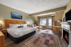 Studiosuite – deluxe, 1 kingsize-seng med sovesofa, havutsikt | Allergitestet sengetøy, skrivebord og blendingsgardiner