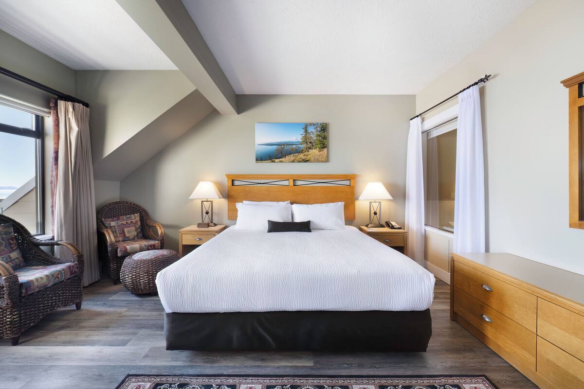 Studio Suite Deluxe, 1 giường cỡ king, quang cảnh biển | Bộ đồ giường kháng dị ứng, bàn, màn/rèm cản sáng 