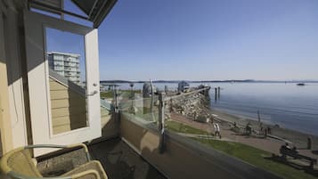 Deluxe Studio Suite, 1 King Bed with Sofa bed, Ocean View | Terrace/patio