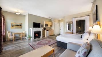 Deluxe Studio Suite, 1 King Bed with Sofa bed, City View | Hypo-allergenic bedding, desk, blackout curtains, iron/ironing board
