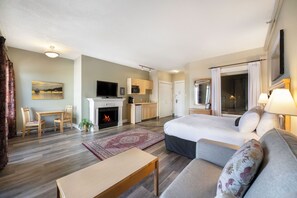 Studiosuite – deluxe, 1 kingsize-seng med sovesofa, byutsikt | Allergitestet sengetøy, skrivebord og blendingsgardiner