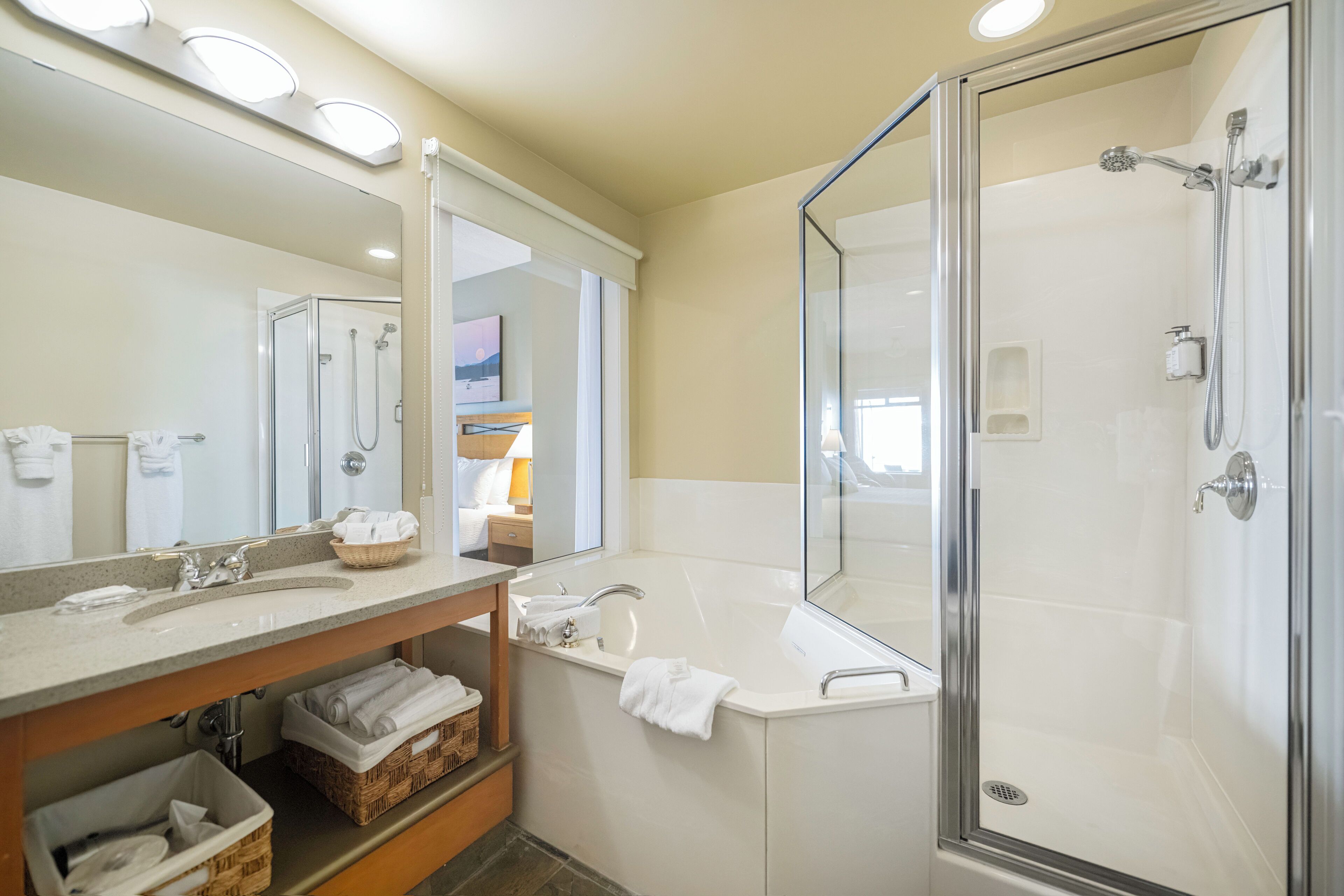 deluxe studio suite, 1 king bed, city view | bathroom | free toiletries, hair dryer, bathrobes, towels