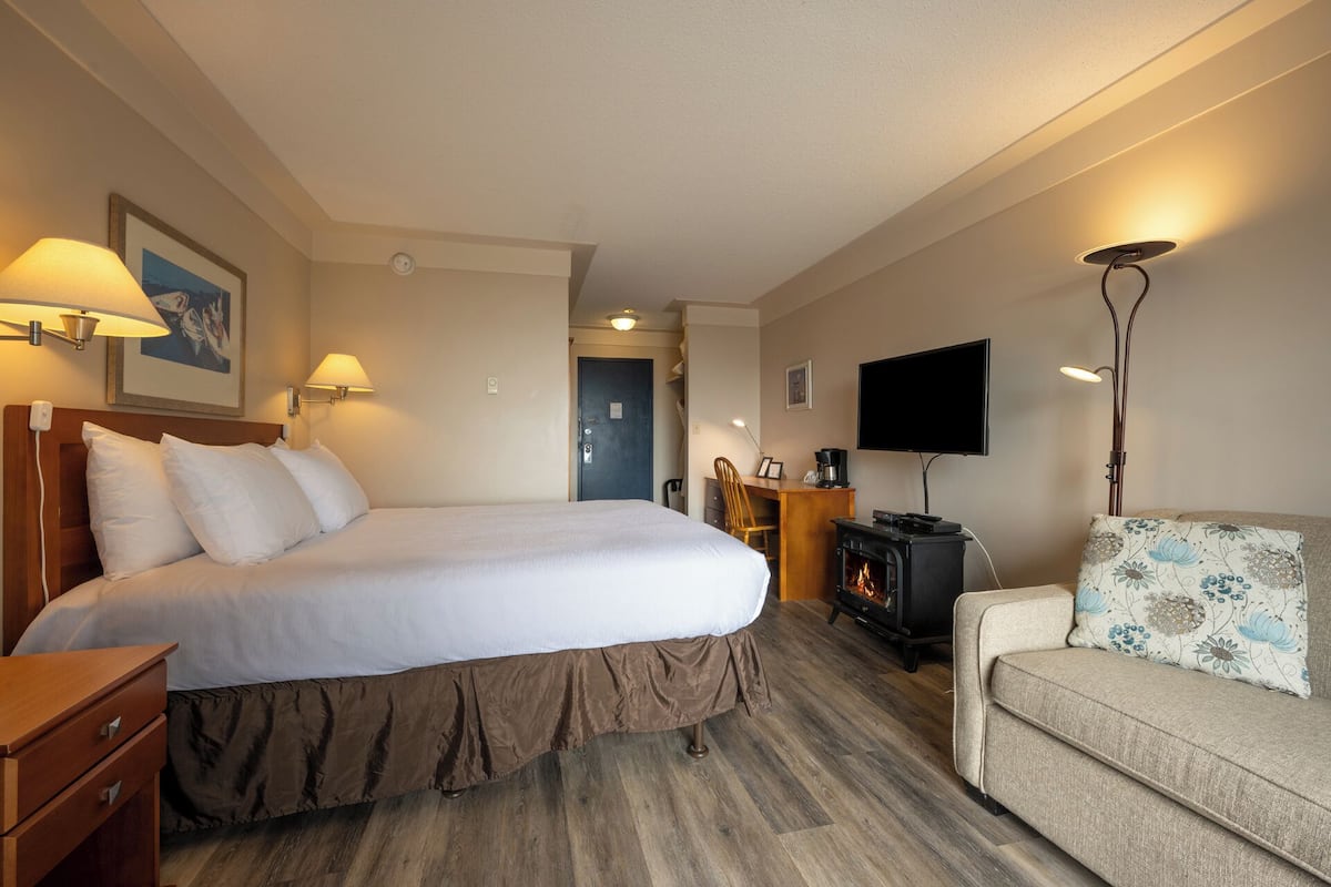 Standaard eenpersoonskamer, 1 queensize bed met slaapbank, uitzicht op oceaan, op benedenverdieping | Hypoallergeen beddengoed, een bureau, verduisterende gordijnen
