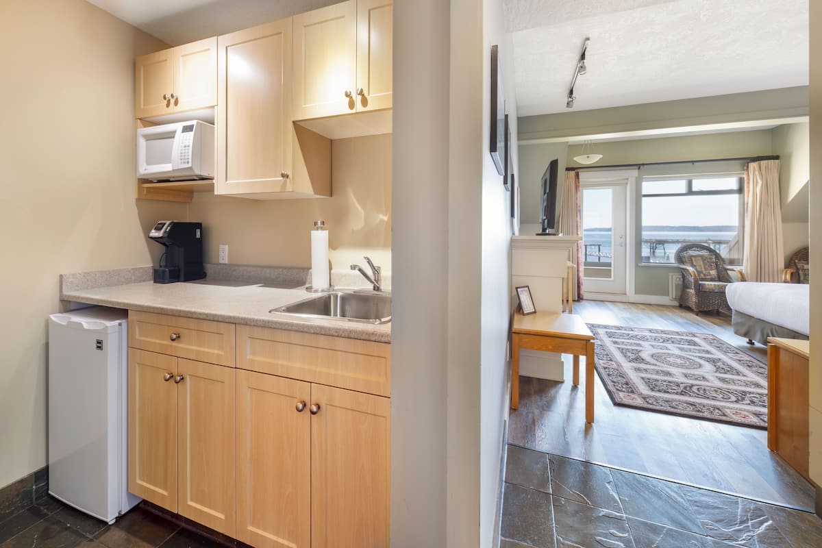 deluxe studio suite, 1 king bed, ocean view | hypo-allergenic bedding, desk, blackout curtains, iron/ironing board