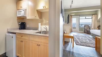 Deluxe Studio Suite, 1 King Bed, Ocean View | Hypo-allergenic bedding, desk, blackout drapes, iron/ironing board
