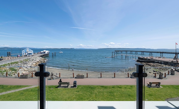 Deluxe Studio Suite, 2 Queen Beds, Ocean View | Terrace/patio