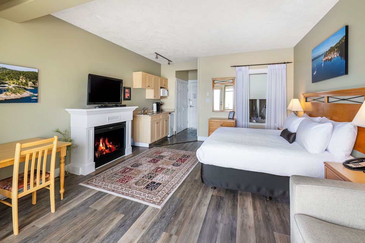 Suite monolocale Deluxe, 1 letto king con divano letto, vista oceano | Biancheria da letto ipoallergenica, una scrivania, tende oscuranti