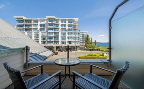 Terrace/patio - Sidney Waterfront Inn & Suites (Sidney)