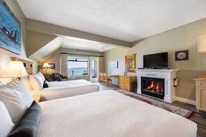 Deluxe Studio Suite, 2 Queen Beds, Ocean View | Hypo-allergenic bedding, desk, blackout drapes, iron/ironing board - Sidney Waterfront Inn & Suites (Sidney)