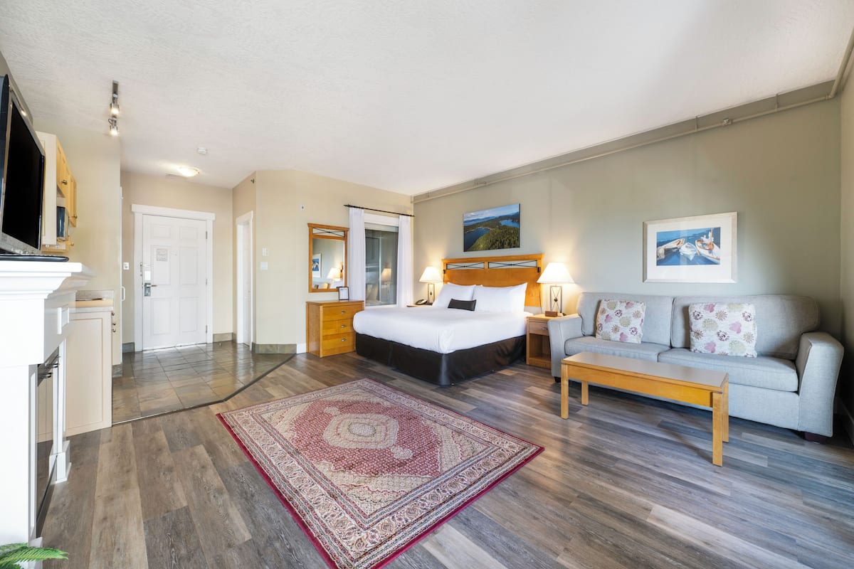 Deluxe studio suite, 1 kingsize bed met slaapbank, uitzicht op stad | Hypoallergeen beddengoed, een bureau, verduisterende gordijnen