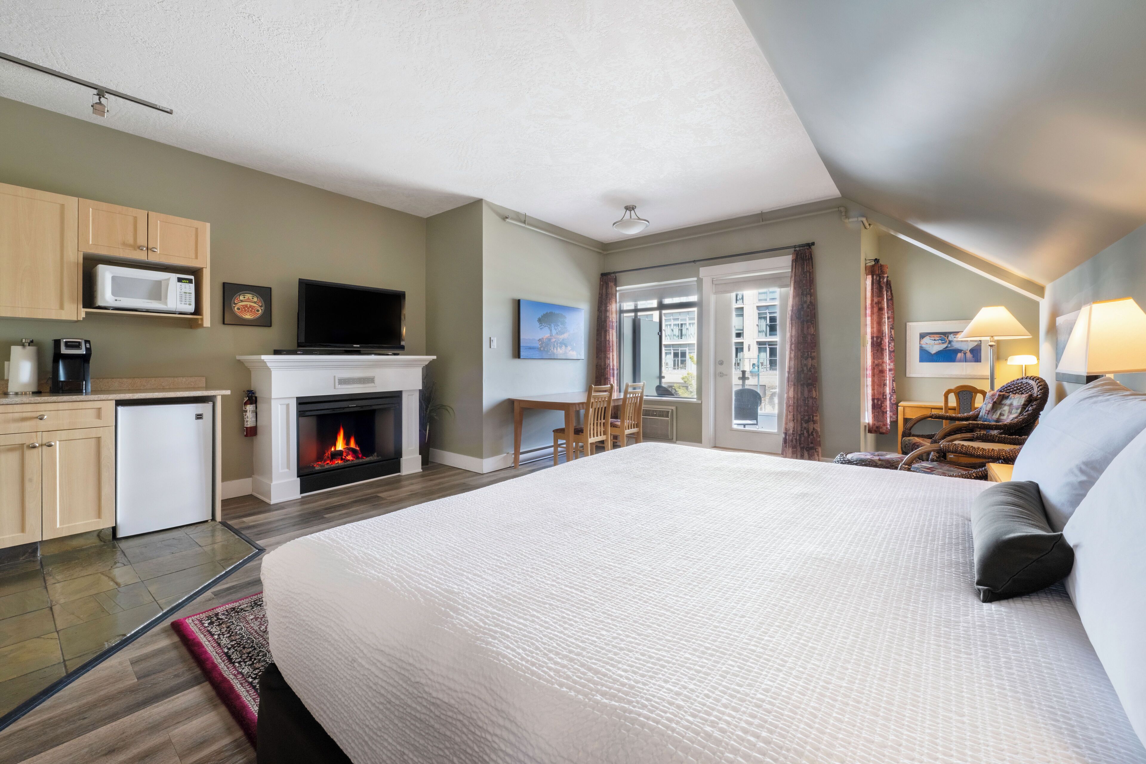 deluxe studio suite, 1 king bed, city view | hypo-allergenic bedding, desk, blackout curtains, iron/ironing board