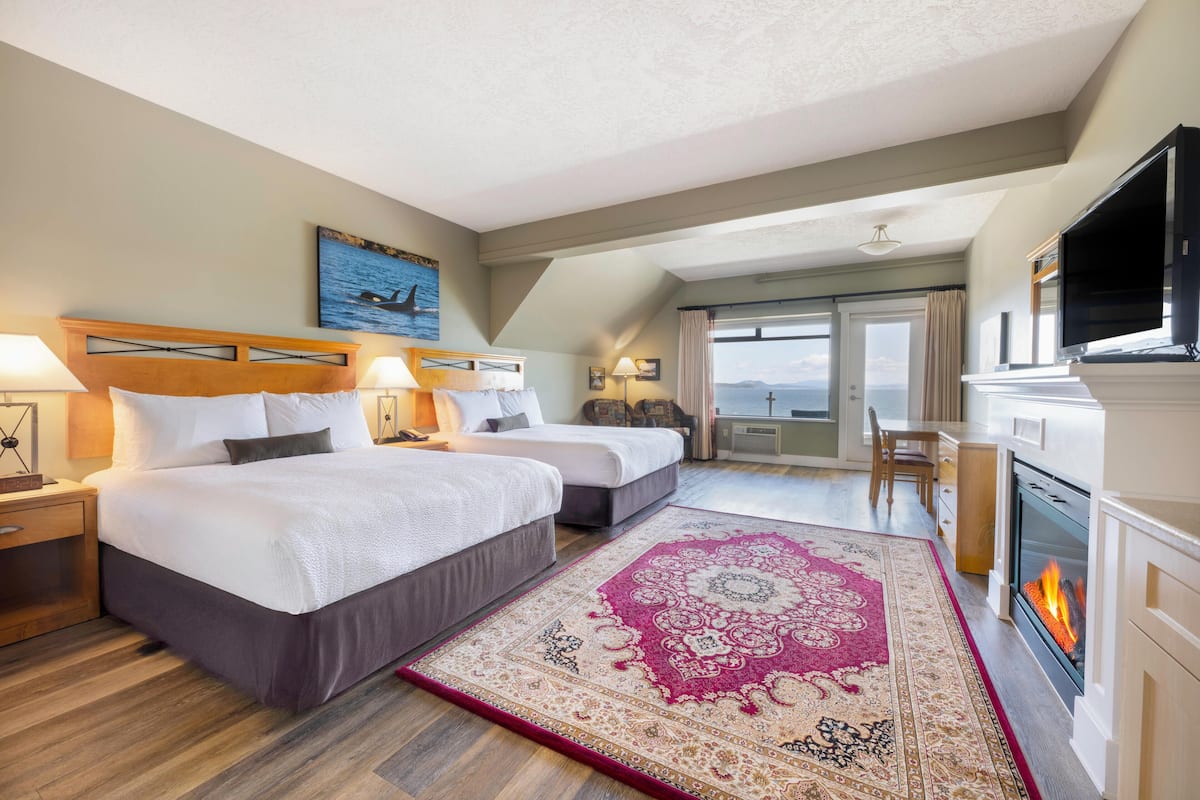 Studio Suite Deluxe, 2 giường cỡ queen, quang cảnh biển | Bộ đồ giường kháng dị ứng, bàn, màn/rèm cản sáng 