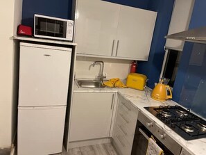 Kjøleskap, mikrobølgeovn, ovn og kaffetrakter/tekoker