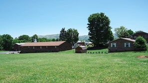 Property grounds - Quiet 2BD rental with mountain views close to JCMC (Johnson City)