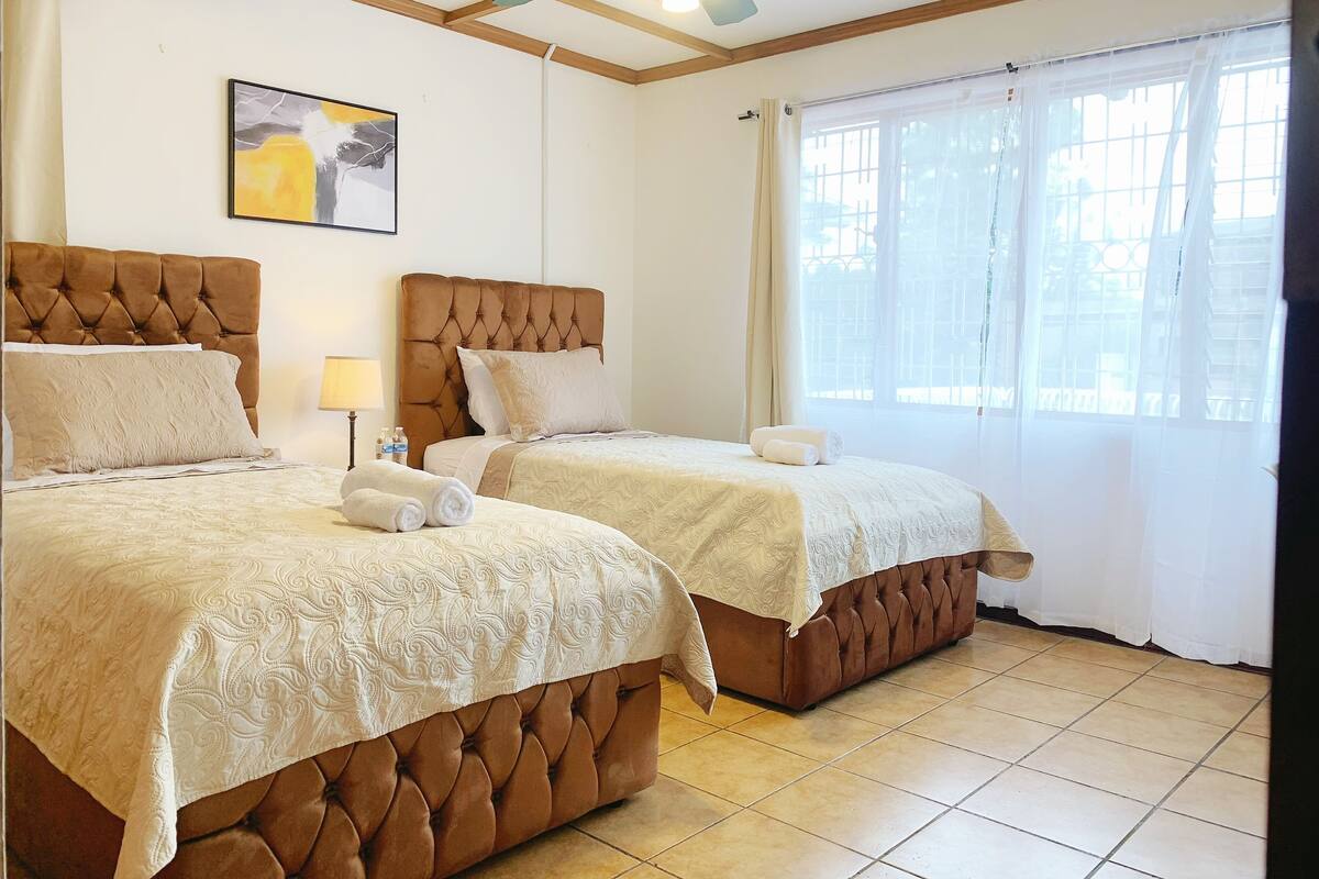 Economy Twin Room | Desk, WiFi (free)